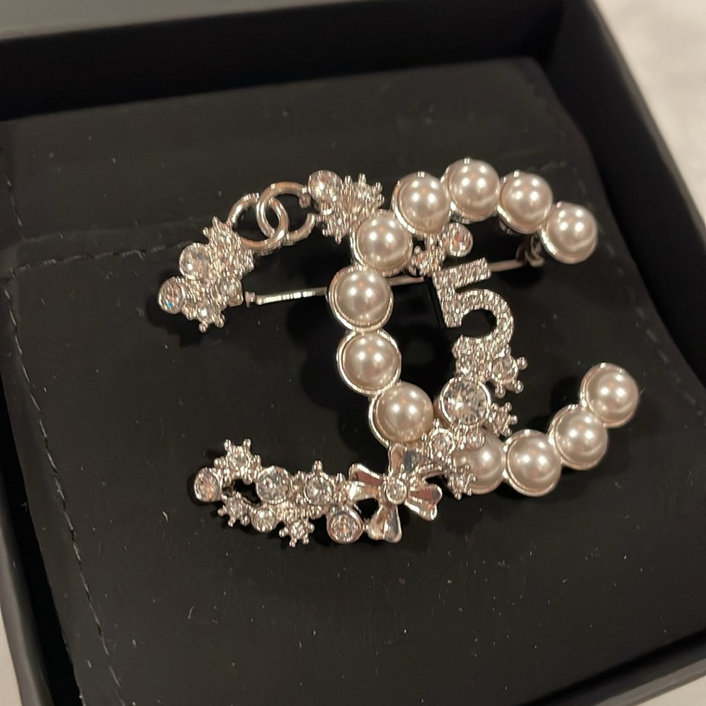 Chanel brooch, box, receipt, bag, flower and ribbon - Picture 12 of 16